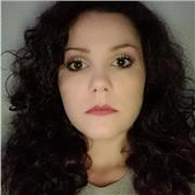 Ragazza laureata in giurisprudenza offre lezioni in diritto e economia per ragazzi delle medie/superiori/università